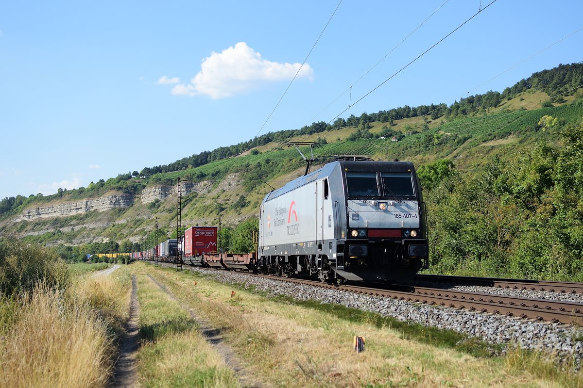 185 407  Marco Polo  von TXL zieht am 26. Juli 2018 einem Klv-Zug bei Thüngersheim Richtung Würzburg.