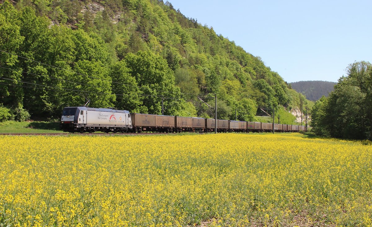 185 408-2 TX Logistik zu sehen am 07.05.18 in Remschütz. 