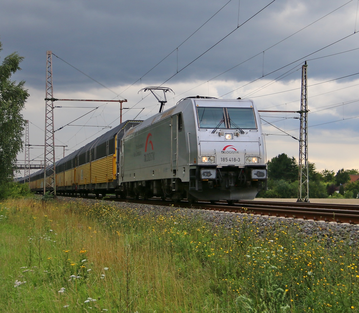 185 418-3 mit geschlossenen ARS-Autotransportwagen in Fahrtrichtung Seelze. Aufgenommen am 29.07.2015 in Dedensen-Gümmer.
