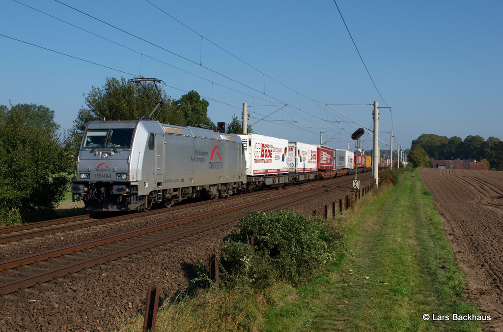 185 418-3 TXL hat am 03.10.15 den  Alten Schweden  am Haken und bringt diesen von Lübeck-Dänischburg nach Stockholm! Der  Alte Schwede  ist ein kürzlich der Spedition Bode aus Reinfeld gestarteter KLV-Zug bestehend überwiegend aus Bode-Aufliegern, die über Hamburg, Flensburg, dänisches Festland und der Öresundquerung nach Schweden gelangen. Aufgenommen bei Reinfeld (Holst.)