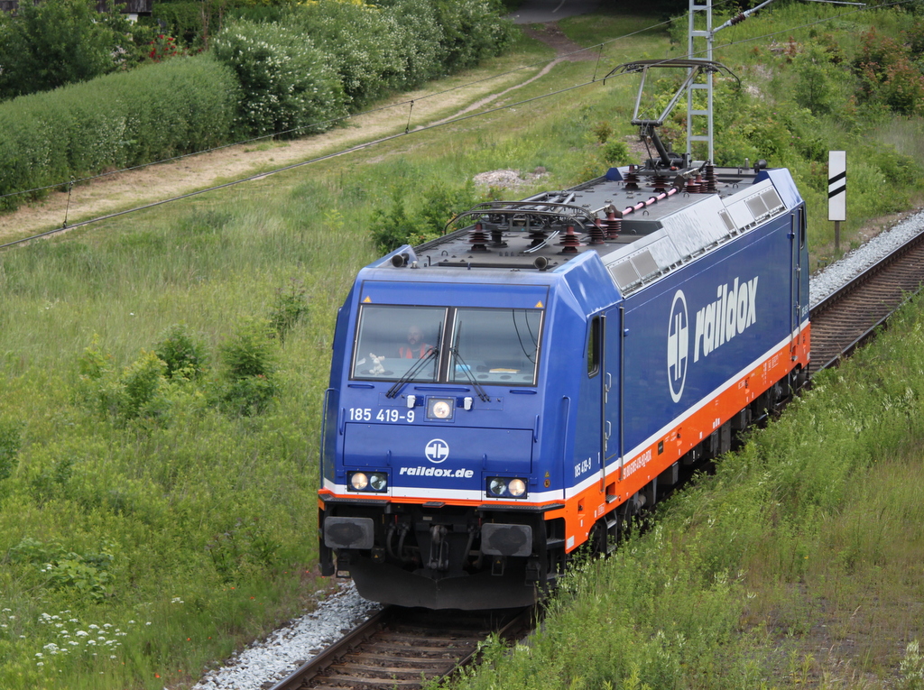185 419-9 von Raildox als Tfzf bei der Durchfahrt am 18.06.2017 im Haltepunkt Rostock-Kassebohm. 