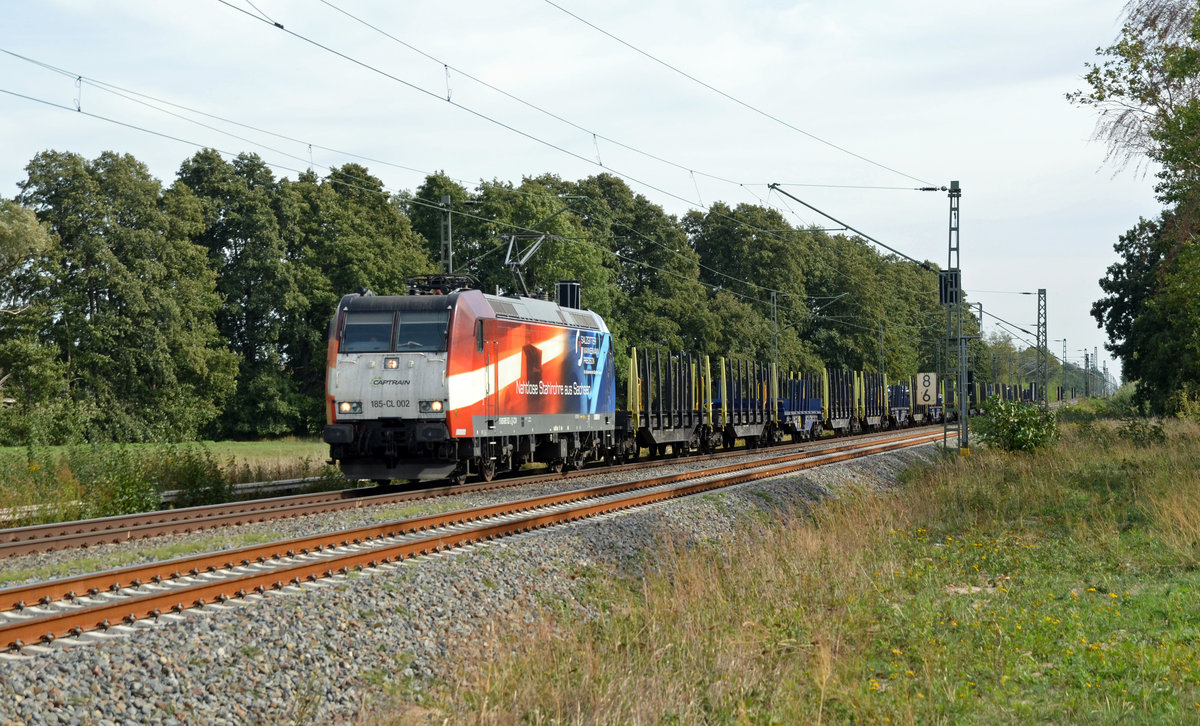 185 502 war am 26.09.18 wiedermal für die Bespannung des Zeithainer Stahlzuges zuständig. Hier führt sie ihren leider nur im hinteren Teil beladenen Zug durch Jütrichau Richtung Magdeburg.