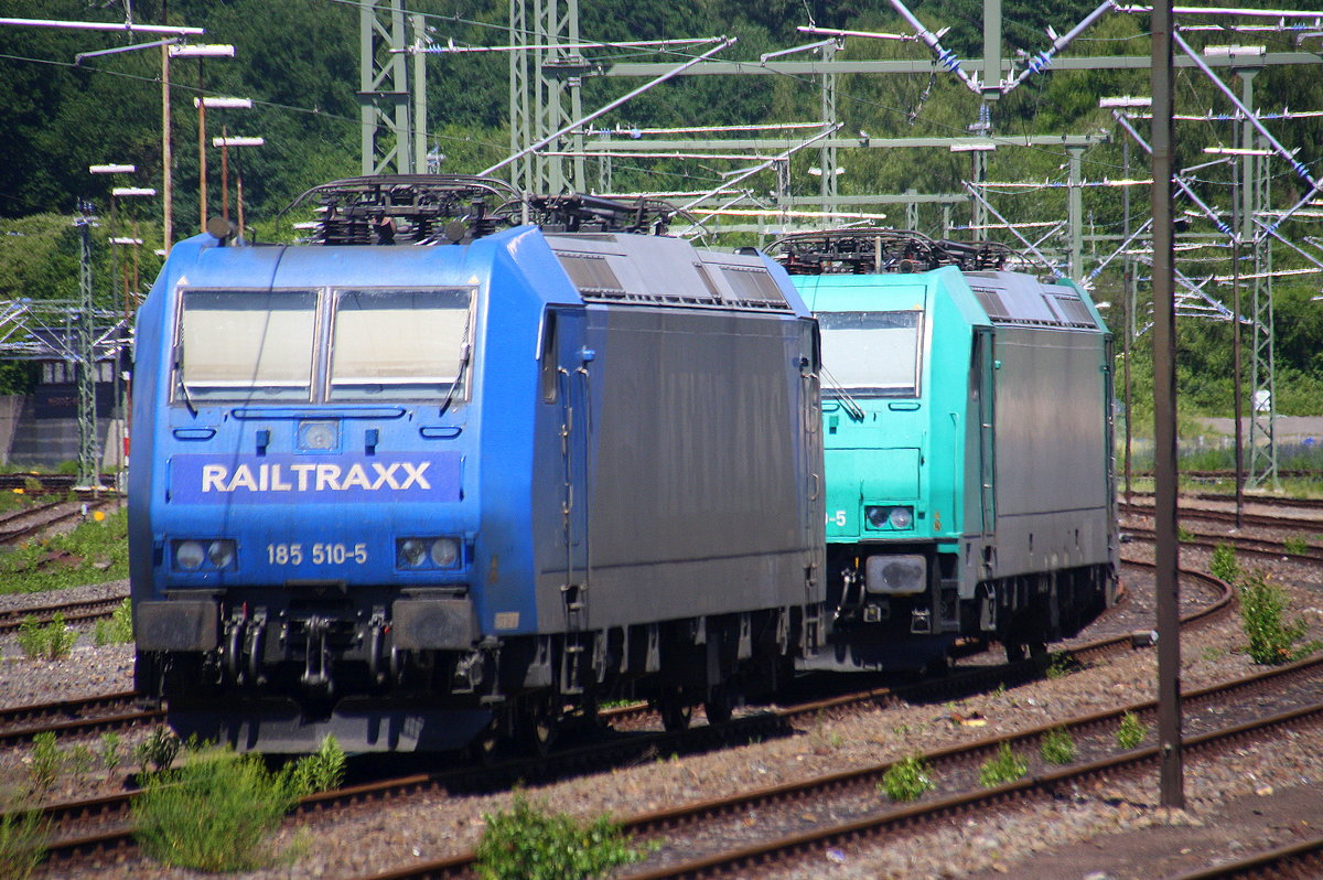 185 510-5 von Railtraxx und 185 609-5 von Crossrail stehen abgestellt in Herzogenrath.
Aufgenommen vom Bahnsteig 2 in Herzogenrath. 
Bei Sommerwetter am Mittag vom 5.6.2017. 
