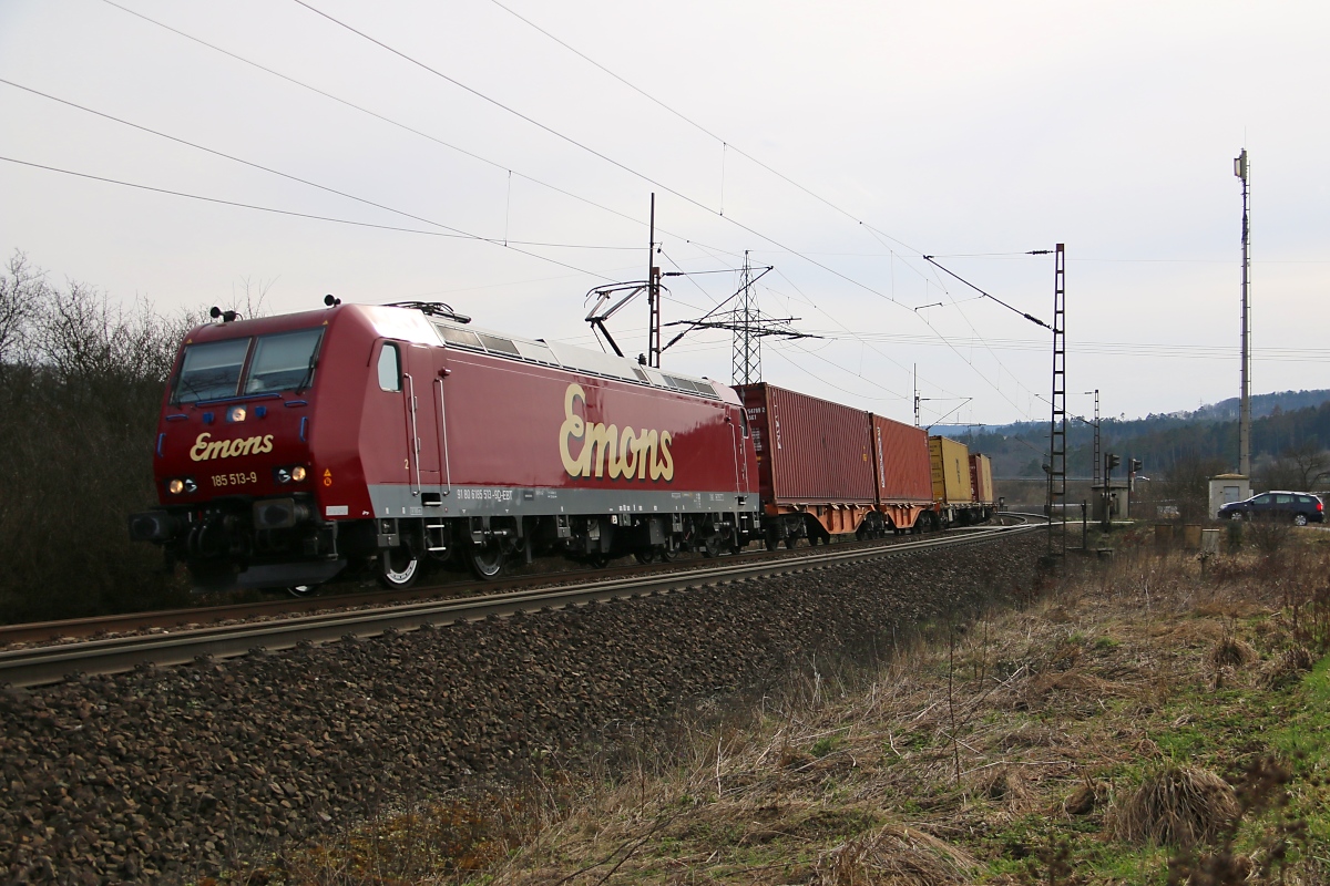 185 513-9 im Emons-Look bespannte am 28.03.2015 einen Containerzug in Fahrtrichtung Norden. Aufgenommen zwischen Friedland(HAN) und Eichenberg.