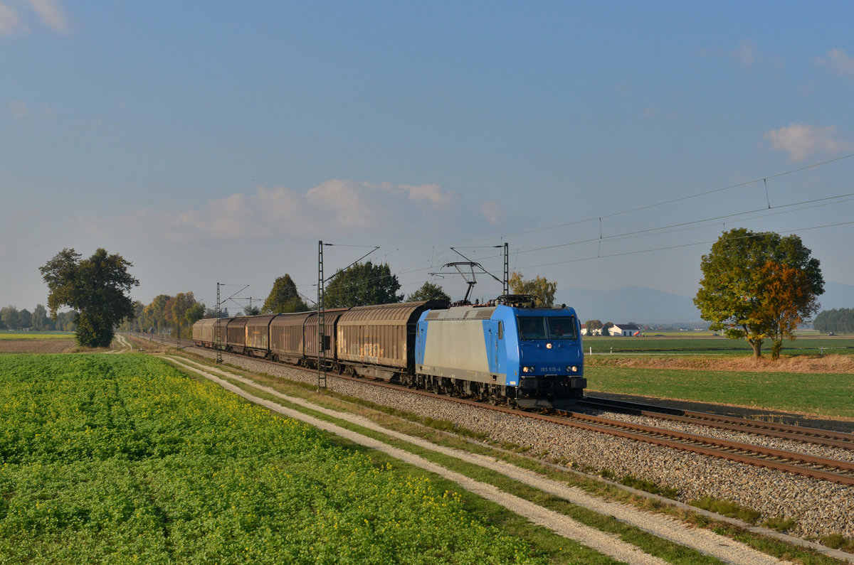 185 515 mit einem Güterzug am 11.10.2015 bei Langenisarhofen. 