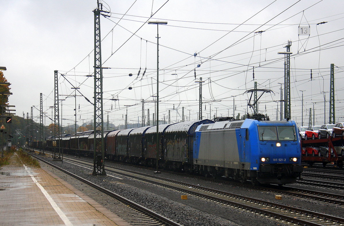 185 521-2 von Railtraxx fährt mit einem Güterzug aus Antwerpen-Waaslandhaven(B) nach Linz-Voestalpine(A) bei der Ausfahrt aus Aachen-West und fährt in Richtung Aachen-Schanz,Aachen-Hbf,Aachen-Rothe-Erde,Stolberg-Hbf(Rheinland)Eschweiler-Hbf,Langerwehe,Düren,Merzenich,Buir,Horrem,Kerpen-Köln-Ehrenfeld,Köln-West,Köln-Süd. Aufgenommen vom Bahnsteig in Aachen-West. 
Bei Regenwetter am Nachmittag vom 20.10.2016. 