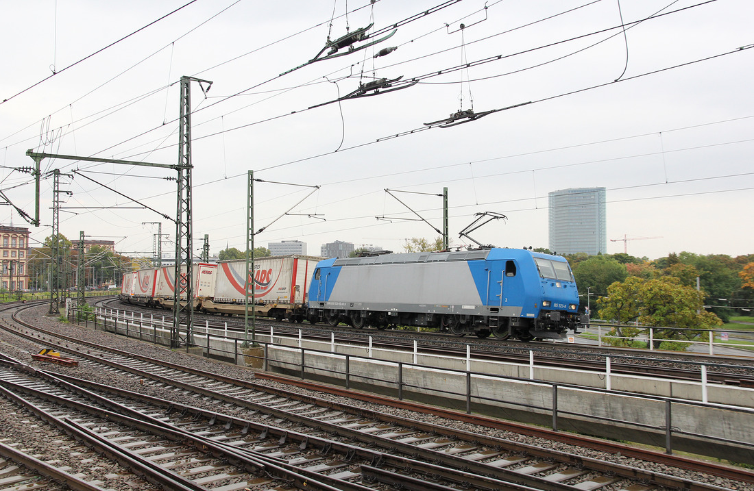 185 523 hat den Mannheimer Hauptbahnhof soeben passiert und wird in wenigen Stunden das Ziel Bettembourg erreichen.
Aufgenommen am 30. September 2017 in Mannheim.
Für welches EVU die Lok aktuell fährt, ist mir leider nicht bekannt.