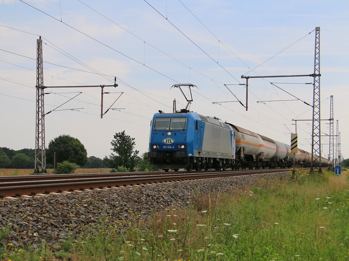 185 524-6 der ITL mit Kesselwagenzug in Fahrtrichtung Wunstorf. Aufgenommen am 24.07.2015 in Dedensen-Gümmer.