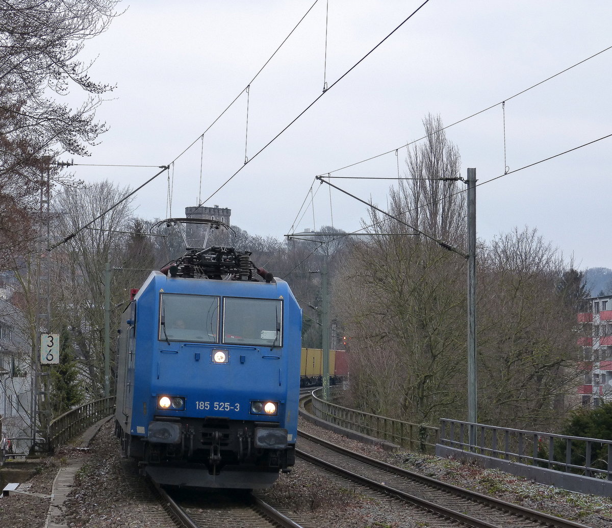 185 525-3 von Crossrail kommt aus Richtung Aachen-West mit einem langen MSC-Containerzug aus Antwerpen-Krommenhoek(B) nach Germersheim(D) und fährt durch Aachen-Schanz in Richtung Aachen-Hbf,Aachen-Rothe-Erde,Stolberg-Hbf(Rheinland)Eschweiler-Hbf,Langerwehe,Düren,Merzenich,Buir,Horrem,Kerpen-Köln-Ehrenfeld,Köln-West,Köln-Süd. Aufgenommen vom Bahnsteig von Aachen-Schanz. Bei Schneewolken am Kalten Nachmittag vom 17.3.2018.