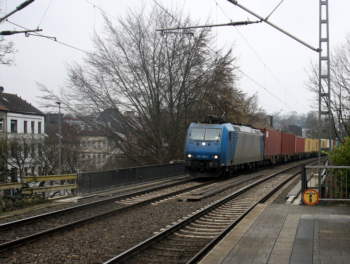 185 525-3 von Crossrail kommt aus Richtung Aachen-West mit einem langen MSC-Containerzug aus Antwerpen-Berendrecht(B) nach Weil am Rhein(D)und fährt durch Aachen-Schanz in Richtung Aachen-Hbf,Aachen-Rothe-Erde,Stolberg-Hbf(Rheinland)Eschweiler-Hbf,Langerwehe,Düren,Merzenich,Buir,Horrem,Kerpen-Köln-Ehrenfeld,Köln-West,Köln-Süd. 
Aufgenommen vom Bahnsteig von Aachen-Schanz.
Bei Wolken am Kalten Nachmittag vom 17.2.2017.