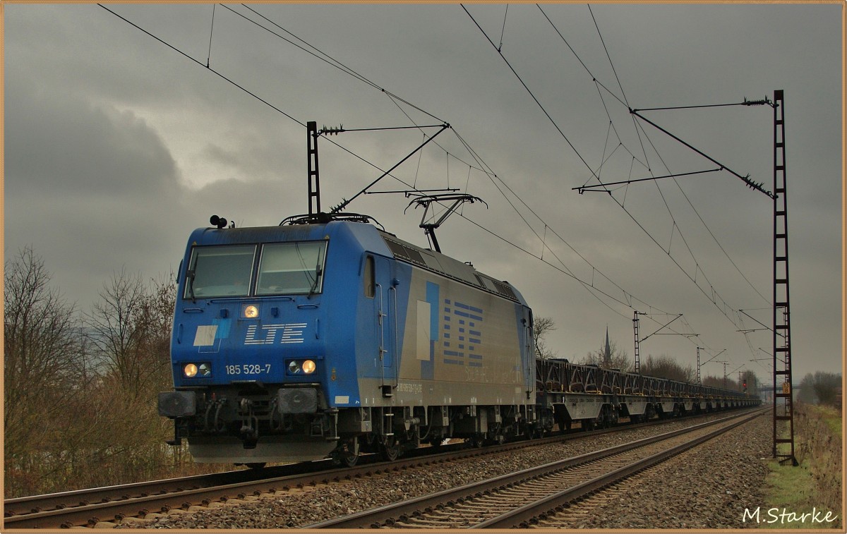 185 528-7 der LTE mit einen Stahlpatenzug bei Thüngersheim am 22.01.14.