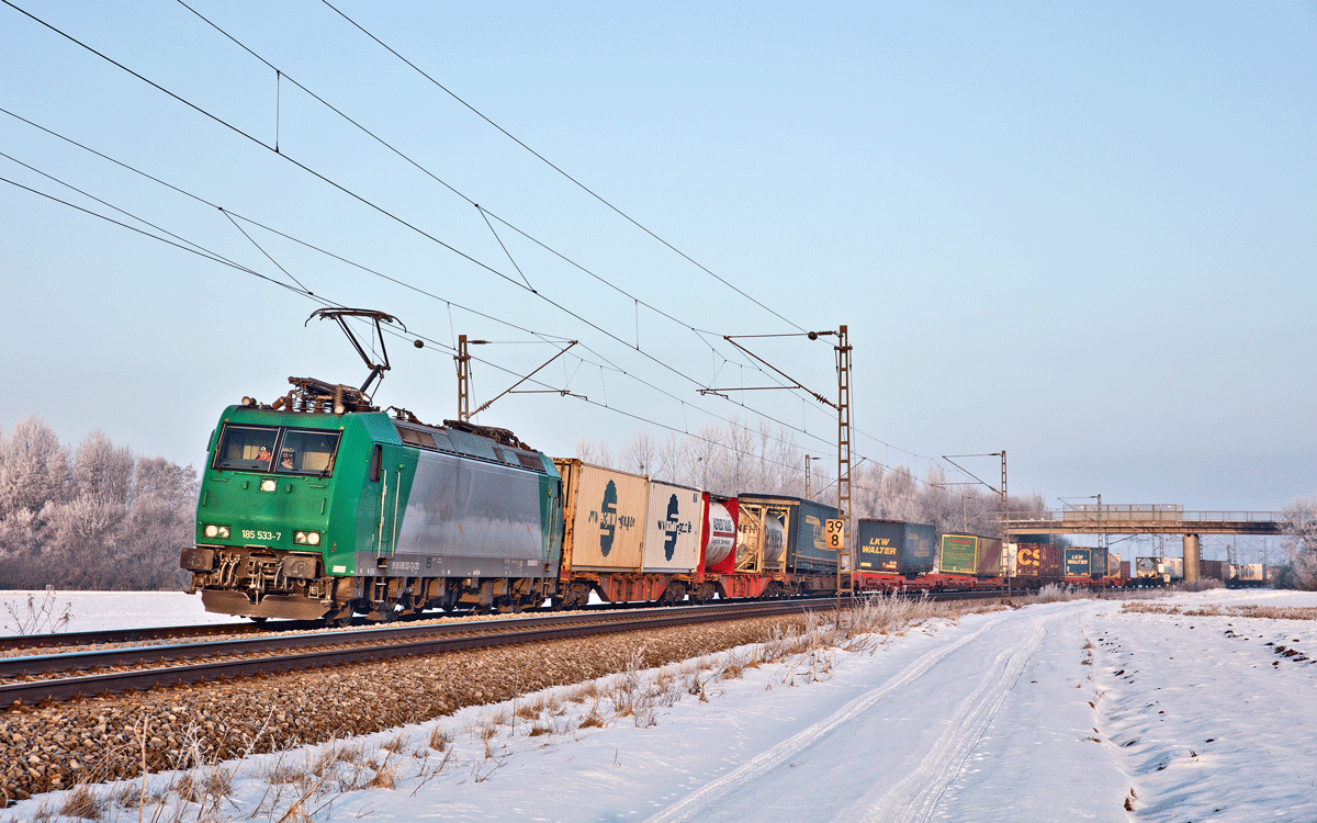 185 533-7 fährt am Morgen des 20.1.2017 in Niedermünchsdorf mit einem KLV Zug südwärts.