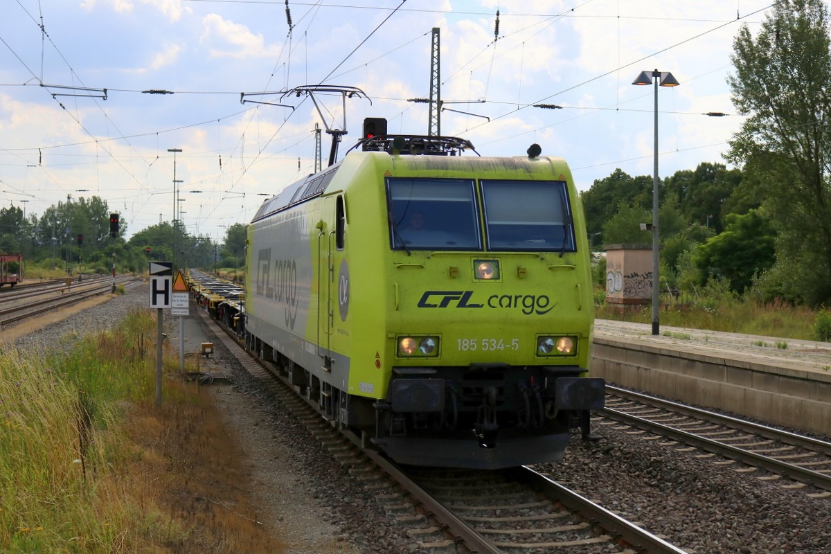 185 534-5 von CFL Cargo als leerer KLV-Zug (Sattelauflieger) durchfährt den Bahnhof Helmstedt Richtung Magdeburg. [14.7.2017 - 16:40 Uhr]