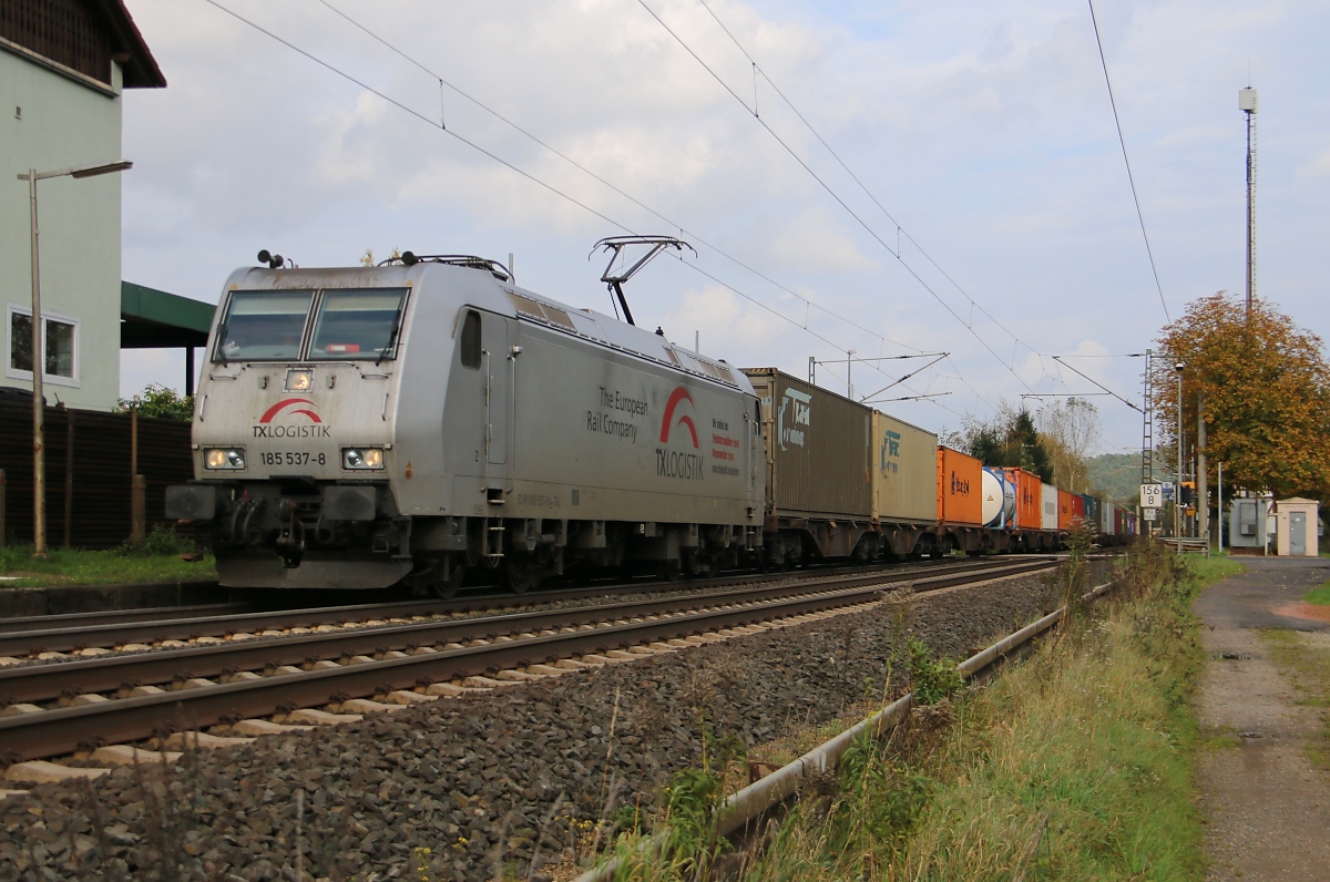185 537-8 mit Containerzug in Fahrtrichtung Süden. Aufgenommen am 10.10.2014 in Ludwigsau-Friedlos.