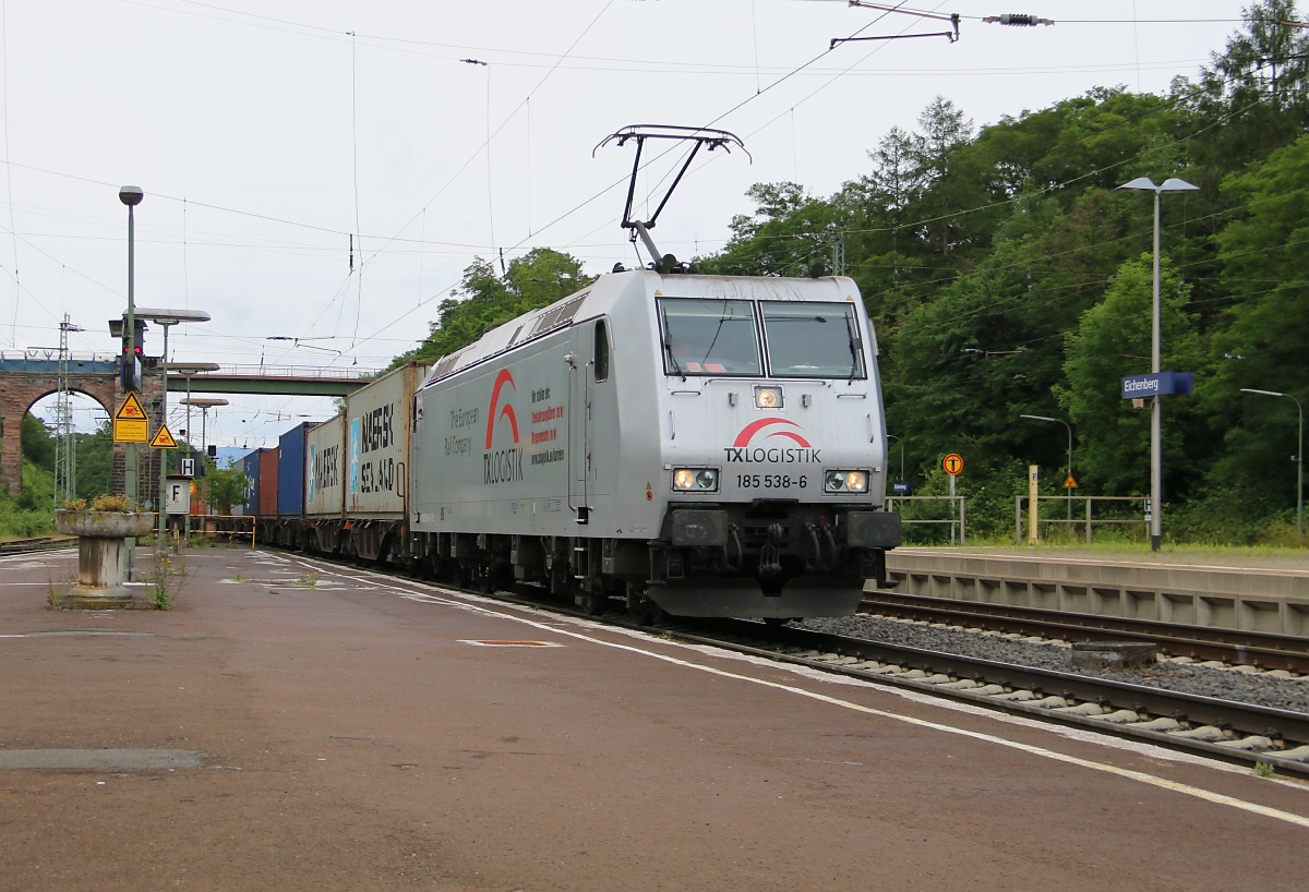 185 538-6 mit Containerzug in Fahrtrichtung Norden. Aufgenommen in Eichenberg am 28.06.2014.