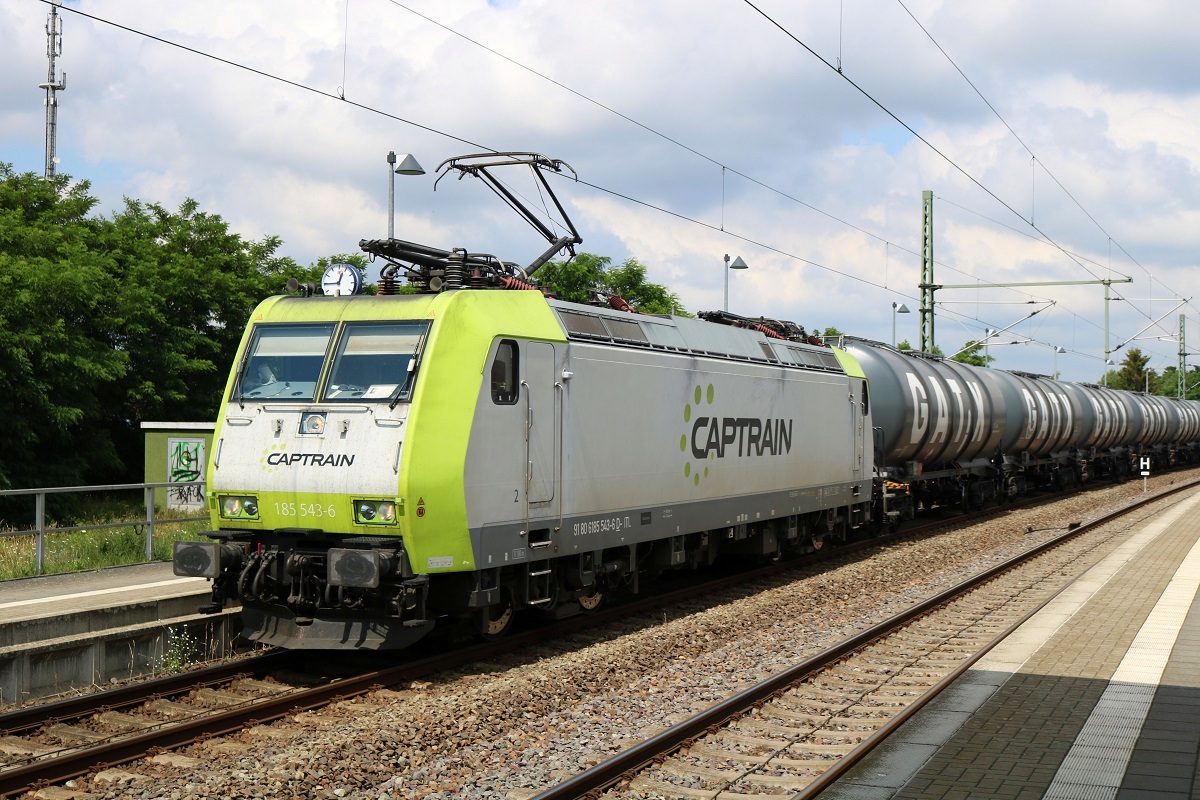 185 543-6 Captrain als Kesselzug setzt zum Halt auf Gleis 1 des Bahnhofs Wittenberge an. [15.7.2017 - 12:47 Uhr]