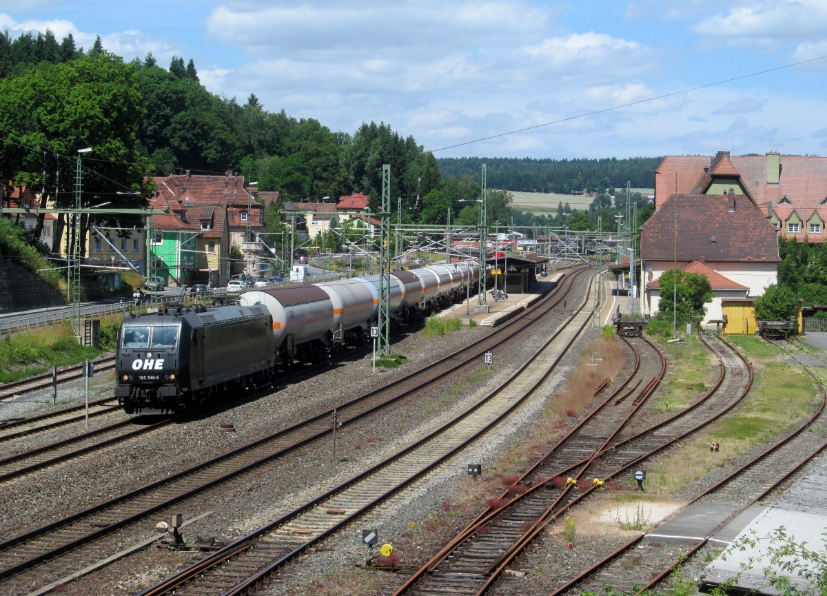 185 546-9 der OHE zieht am 23. Juni 2014 einen Gaskesselwagenzug durch Kronach in Richtung Lichtenfels.