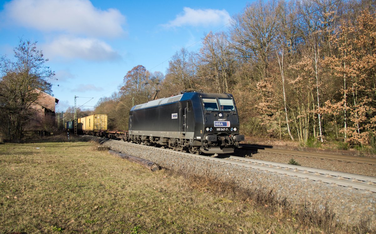 185 547-7 von HHLA passierte am 15.12.16 mit einen Containerzug Vollmerz.