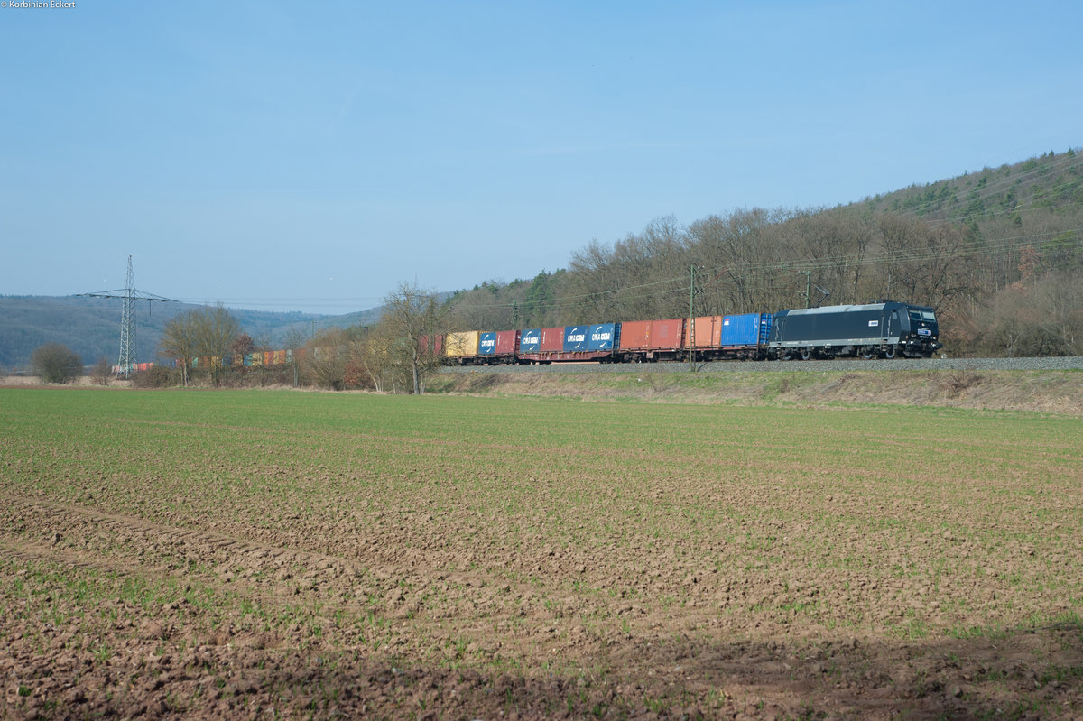185 547-7 HHLA/MRCE mit einem Containerzug bei Harrbach Richtung Würzburg, 16.03.2017