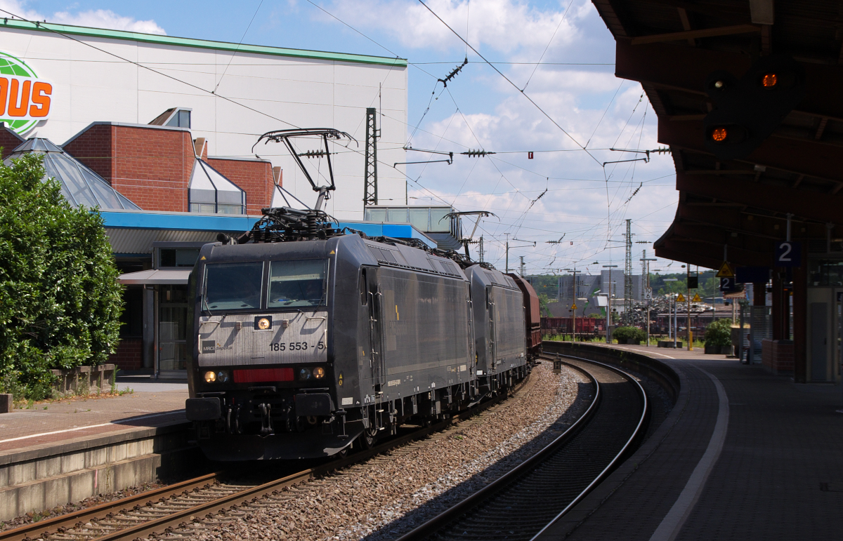 185 553 und eine Schwesterlok rauschen mit einem leeren Kohlenzug durch den Bahnhof Völklingen in Richtung Ruhrgebiet. Bahnstrecke 3230 Saarbrücken - Karthaus am 25.06.2014