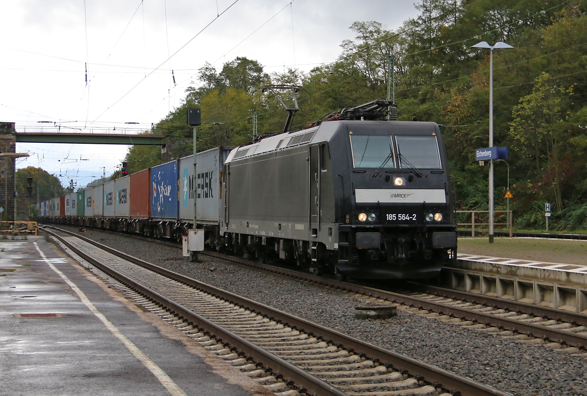 185 564-2 mit Containerzug in Fahrtrichtung Norden. Aufgenommen in Eichenberg am 09.10.2014.