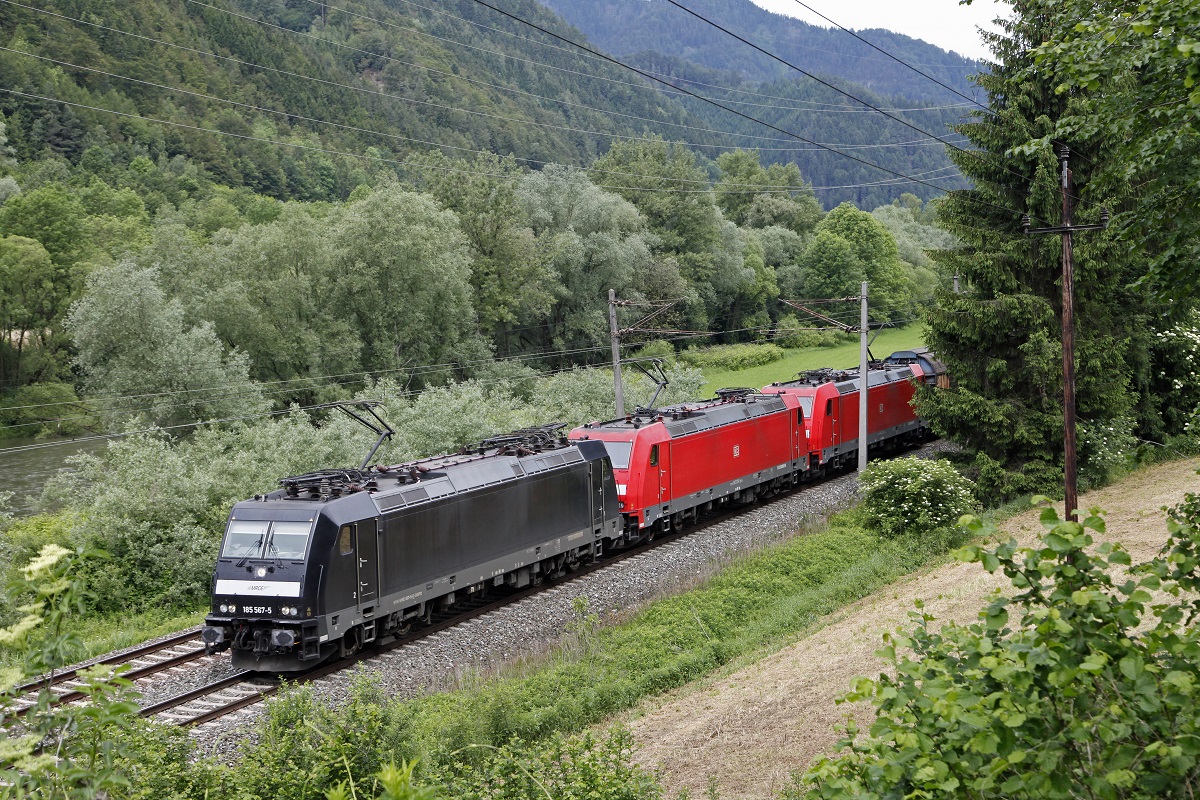 185 567 + 185 339 + 185 352 mit Güterzug bei Mixnitz am 1.06.2016.