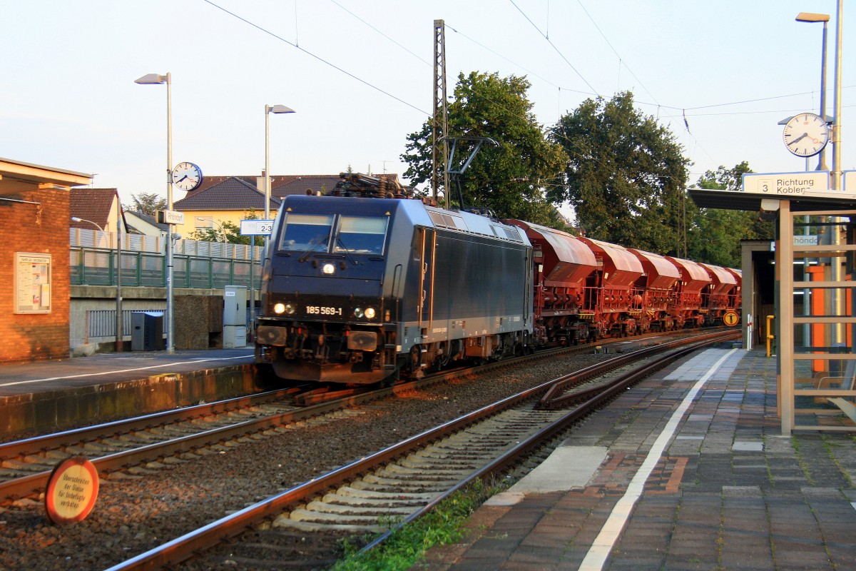 185 569-1 von MRCE kommt mit einem Kalkzug aus Sden nach Norden aus Richtung Koblenz und fhrt in Richtung Kln. Aufegenommen auf der Rechten Rheinstrecke (KBS 465) in Rhndorf(am Rhein) am einem schnem Sommerabend am 28.8.2013. 