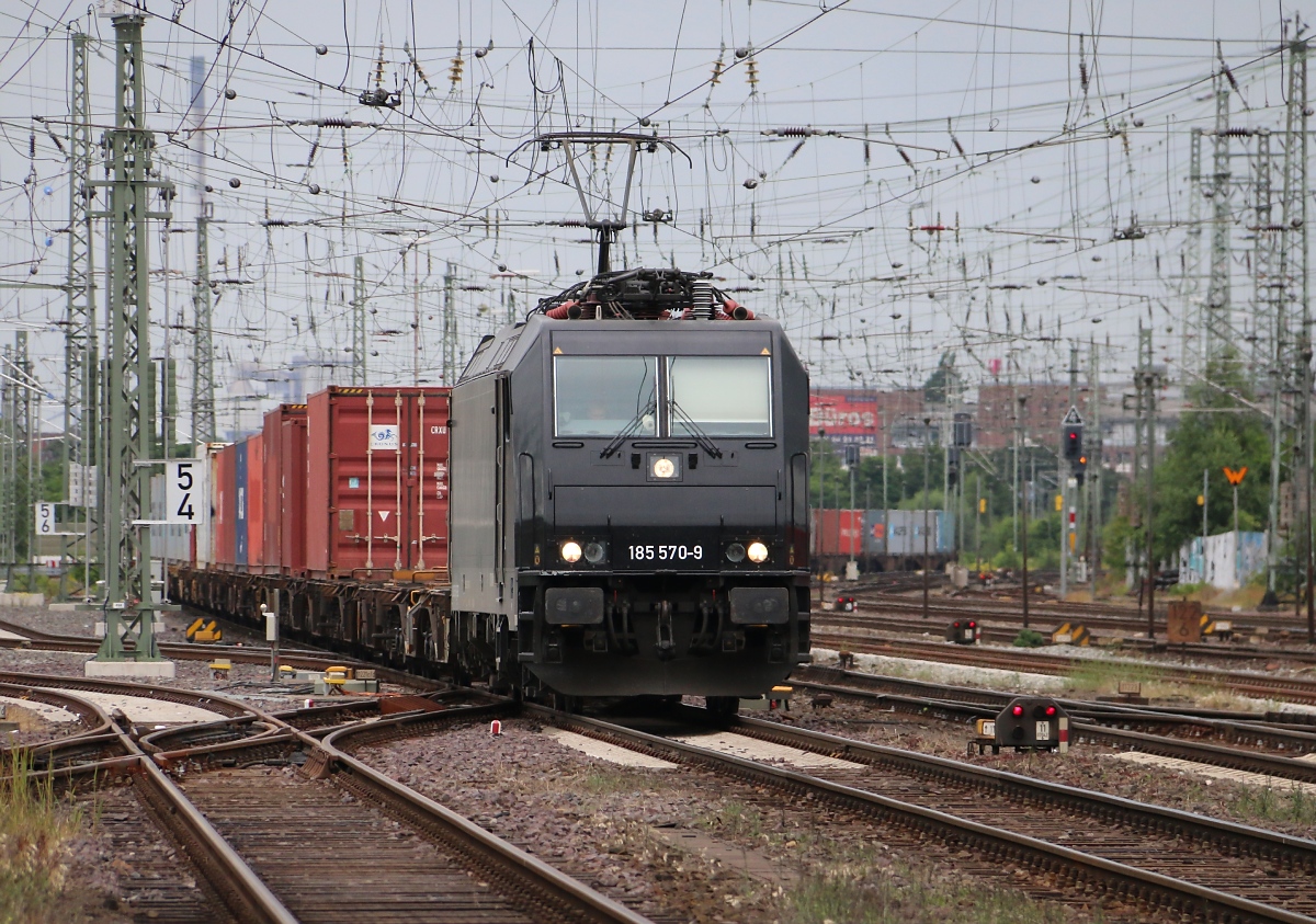 185 570-9 hat mit ihrem Containerzug aus Richtung Norden das nördliche Gleisvorfeld des Bremer Hauptbahnhofs erreicht. Aufgenommen am 19.06.2014.