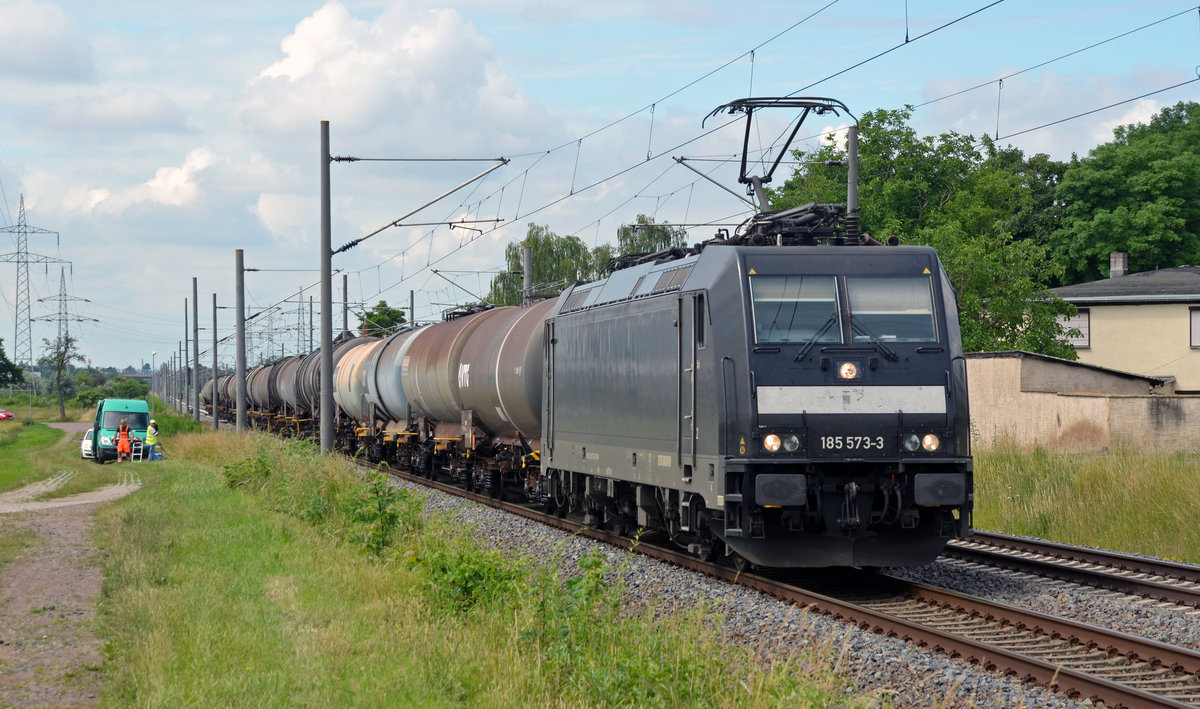 185 573, welche wohl für DB Cargo im Einsatz ist, beförderte am 22.06.16 einen Kesselwagenzug durch Braschwitz Richtung Magdeburg.