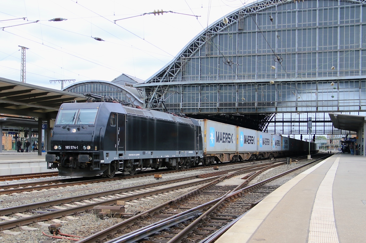 185 574-1 mit Containerzug in Fahrtrichtung Norden. Aufgenommen in Bremen Hauptbahnhof am 19.06.2014.