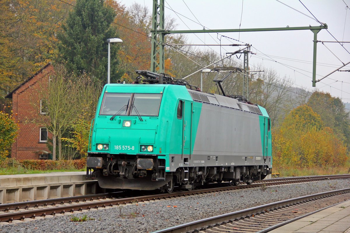 185 575-8 kam aus Richtung Bebra, setzte in Kassel um und durchfuhr ca. 20 Minuten später Baunatal Guntershausen wieder in Richtung Treysa. 03.11.2017