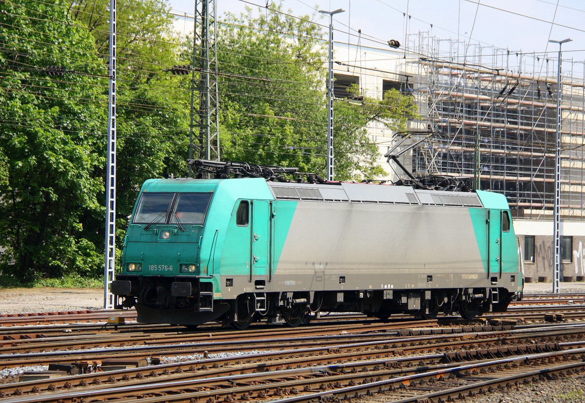 185 576-6 von Crossrail kommt von einer Schubhilfe aus Richtung Gemmenicher-Tunnel zurück nach Aachen-West und fährt in Aachen-West ein.
 Aufgenommen von Bahnsteig in Aachen-West bei schönem Sonnenschein am Nachmittag vom 4.5.2014. 