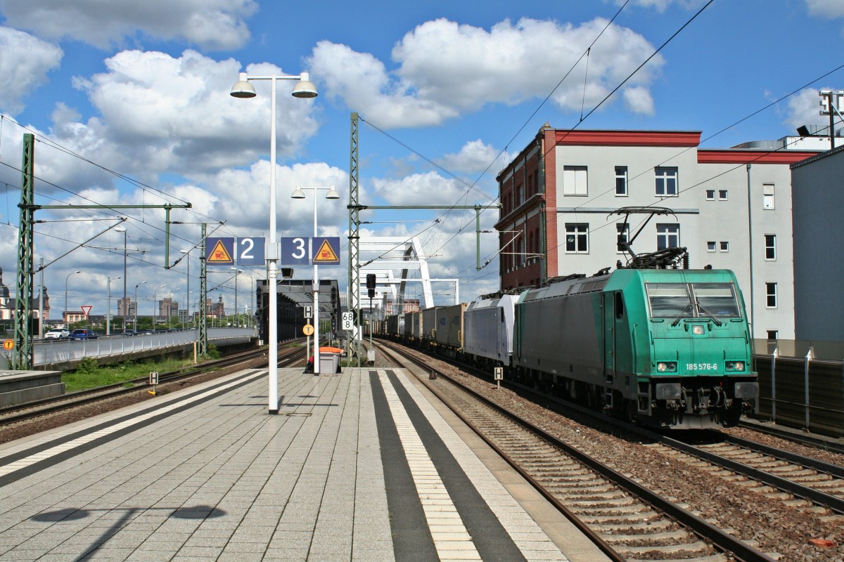 185 576-6 mit 186 909-4 und einem KLV-Zug im Schlepp am Nachmittag des 24.05.14 in Ludwigshafen (Rhein) Mitte.