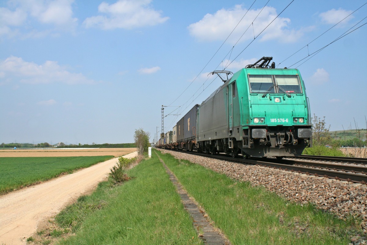 185 576-6 mit einem KLV-Zug gen Basel/Weil am Rhein am Nachmittag des 13.04.14 sdlich des kleinen Weinrtchens Hgelheim.