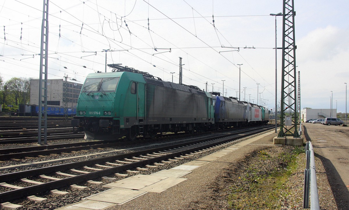 185 576-6,145 CL-204,186 150,186 132 alle von Crossrail stehen in Aachen-West.
Bei Sonne und Regenwolken am Nachmittag vom 26.4.2015.
