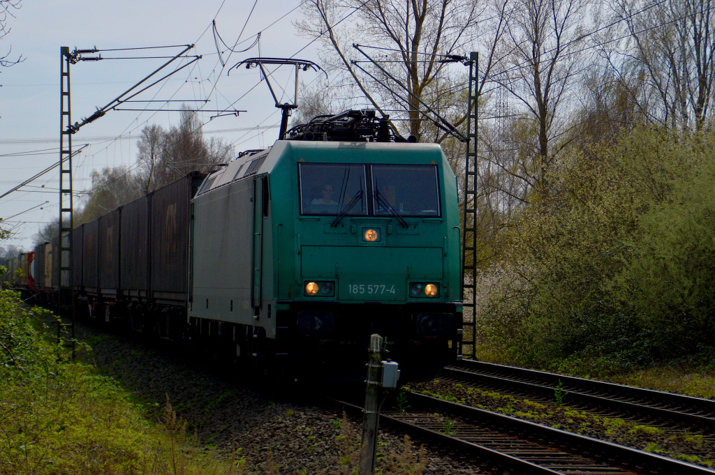 185 577-4 mit einem Kastelzug Richtung Krefeld. Sonntag 12.4.2015 