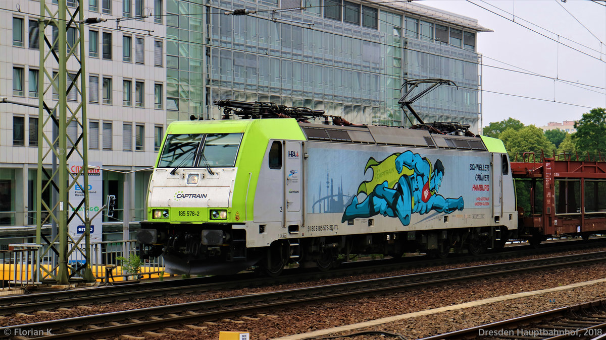 185 578-2 von Captrain zog am 05.06.2018 einen leeren Autozug vorbei am Dresdener Hauptbahnhof. Beklebt mit Werbung Captrain