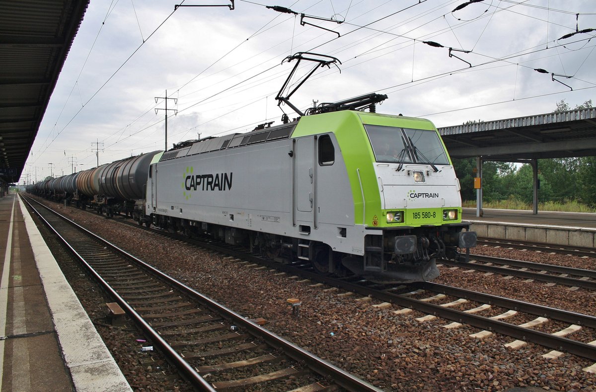 185 580-8 erreicht am 2.8.2016 mit einem Kesselwagenzug Berlin Schönefeld Flughafen, nach kurzer Standzeit ging es weiter Richtung Osten.