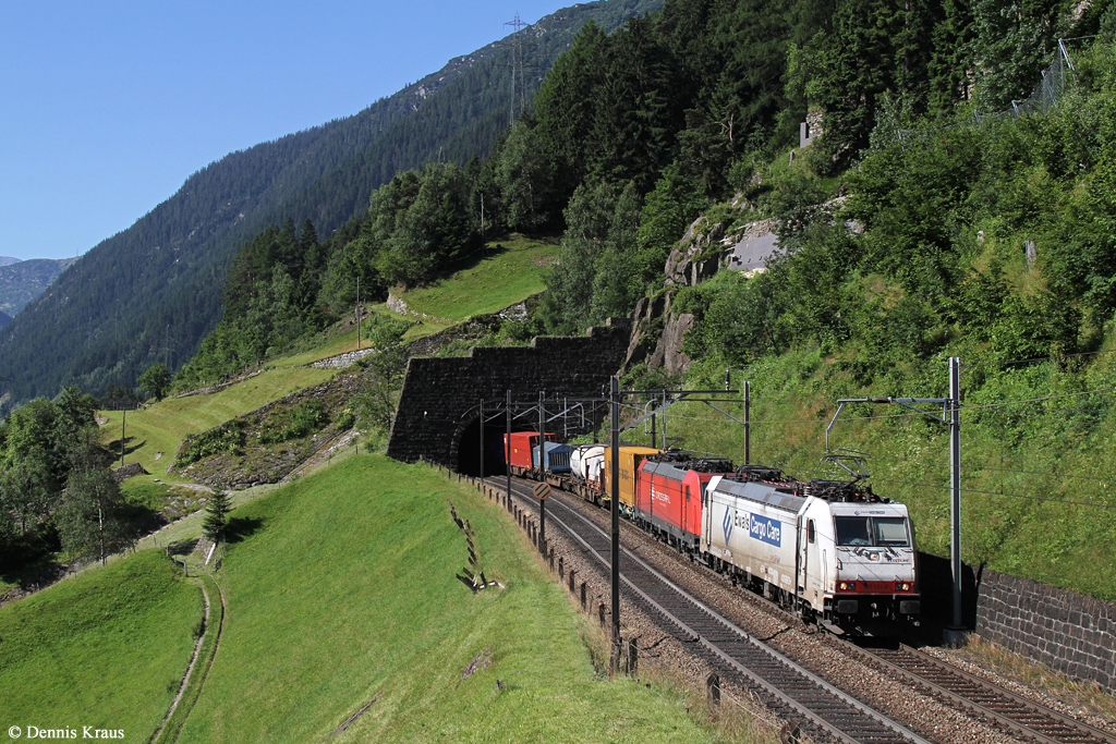 185 581 + 185 595 mit KLV Zug am 01.07.2015 bei Wassen.