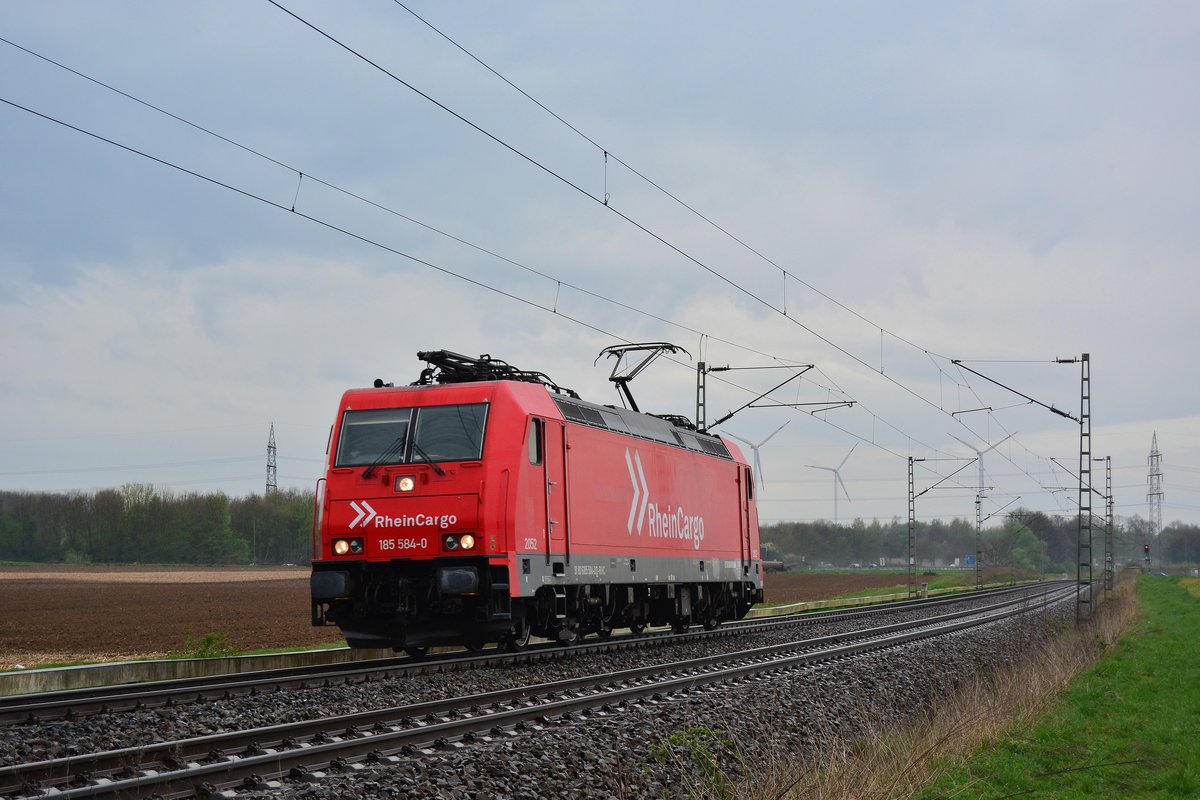 185 584-0 bekam vor kurzem die alten HGK Logos durch neue RheinCargo Logos ersetzt und fuhr am 1. April durch Gubberath Richtung Köln.

Gubberath 01.04.2017