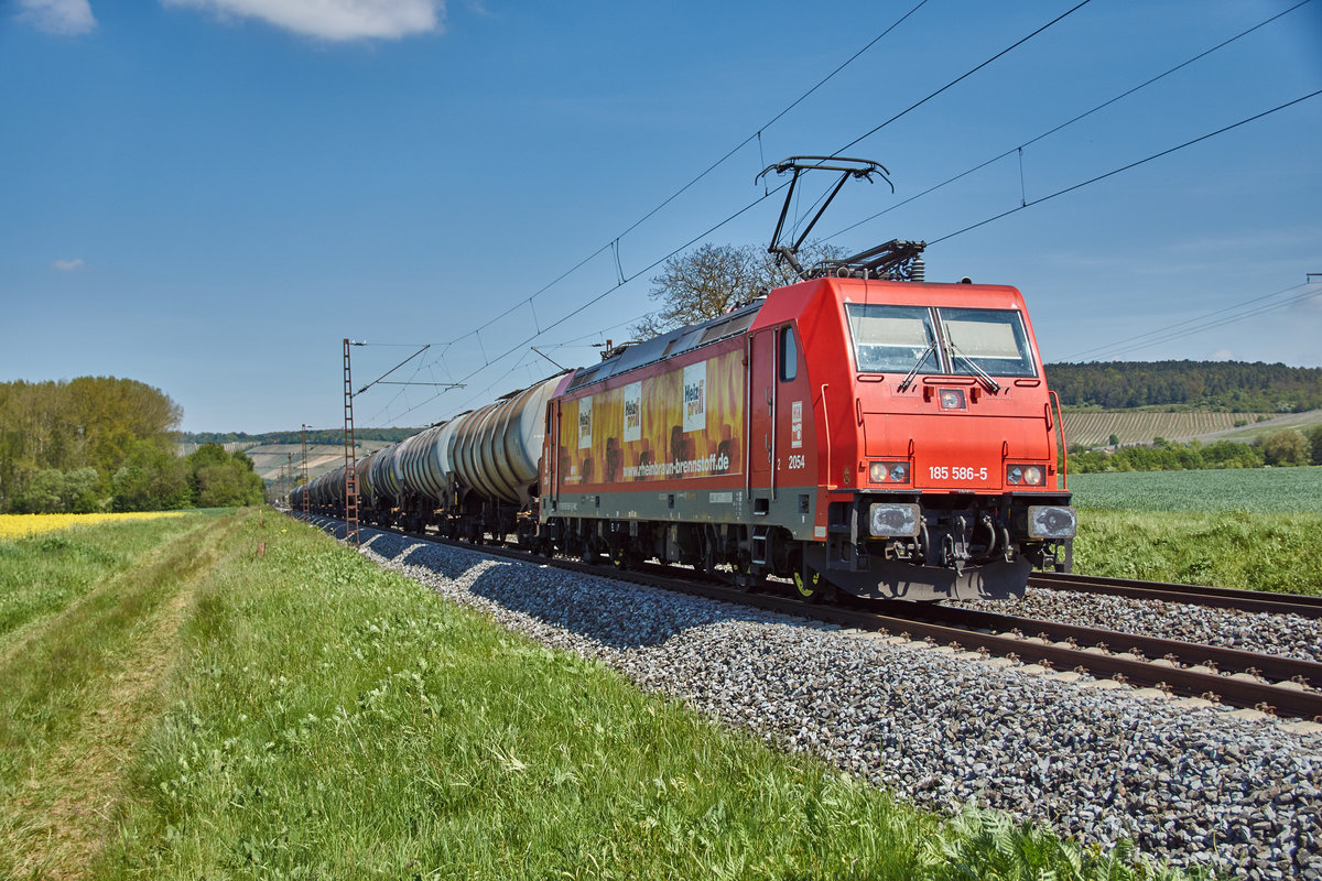 185 585-5 von HGK eilt mit einen Kesselzug in Richtung Würzburg/M.,gesehen am 10.05.2017 bei Retzbach-Zellingen.