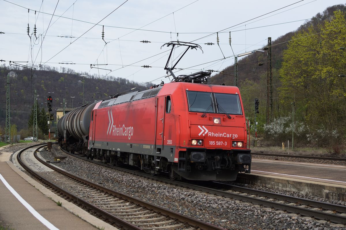 185 587 zieht am 15. April 2018 einen Kesselwagenganzzug durch Geislingen Richtung Ulm.