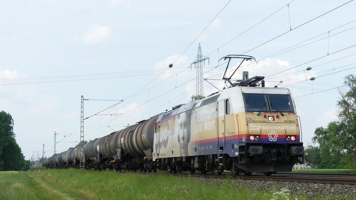 185 589  500 Jahre Reformation  zieht einen Güterzug über die Main-Neckar Bahn gen Süden, hier zwischen Darmstadt-Wixhausen und Darmstadt-Arheilgen. Aufgenommen am 12.5.2018 16:41