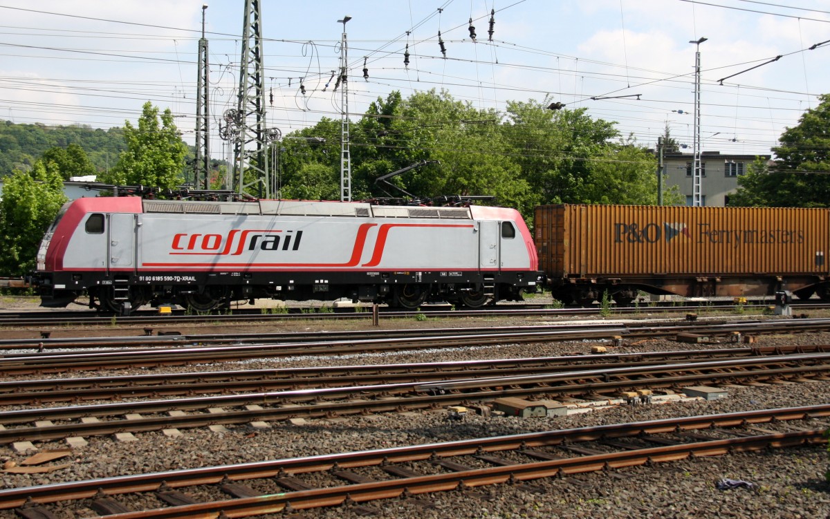 185 590-7 von Crossrail kommt aus Richtung Köln,Aachen-Hbf mit einem langen  P&O Ferrymasters Containerzug aus Gallarate(I) nach Zeebrugge(B) und fährt in Aachen-West ein.
Aufgenommen vom Bahnsteig in Aachen-West bei bei schönem Frühlingswetter am Mittag  vom 4.5.2014. 