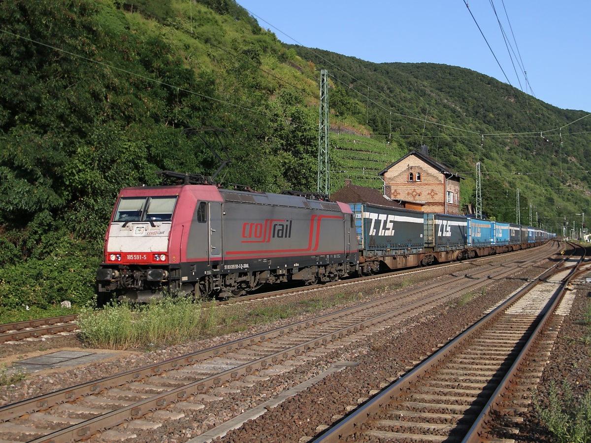 185 591-5 der Crossrail mit KLV-Zug in Fahrtrichtung Koblenz. Aufgenommen in Kaub am Rhein am 16.07.2015.