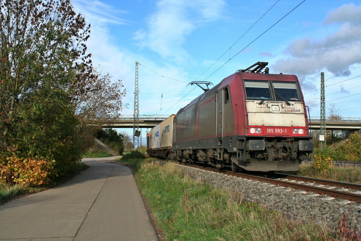 185 593-1 mit einem Containerzug gen Sden am Nachmittag des 09.11.13 bei der Einfahrt auf Gleis 13 in Mllheim (Baden).