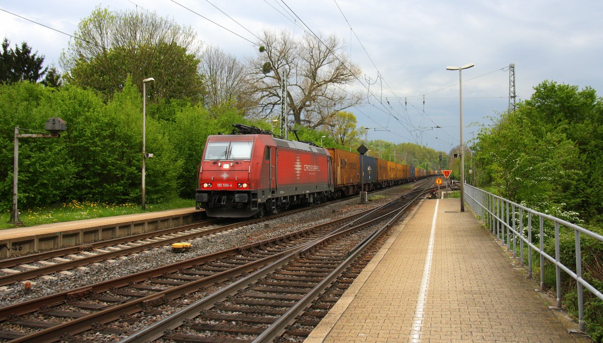 185 596-4  Suzy  von Crossrail kommt als Umleiter aus Richtung Aachen-West mit einem langen P&O Ferrymasters Containerzug aus Zeebrugge(B) nach Gallarate(I) und fährt durch Kohlscheid und fährt in Richtung Herzogenrath,Neuss bei Gewittergefahr am Nachmittag vom 21.4.2014.