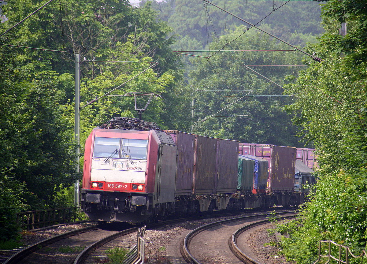 185 597-2 von Crossrail kommt aus Richtung Aachen-West mit einem Containerzug aus Zeebrugge-Ramskapelle(B) nach Milano(I) und fährt durch Aachen-Schanz in Richtung Aachen-Hbf,Aachen-Rothe-Erde,Stolberg-Hbf(Rheinland)Eschweiler-Hbf,Langerwehe,Düren,Merzenich,Buir,Horrem,Kerpen-Köln-Ehrenfeld,Köln-West,Köln-Süd. 
Aufgenommen vom Bahnsteig von Aachen-Schanz.
Bei Sonnenschein am Nachmittag vom 4.6.2016. 