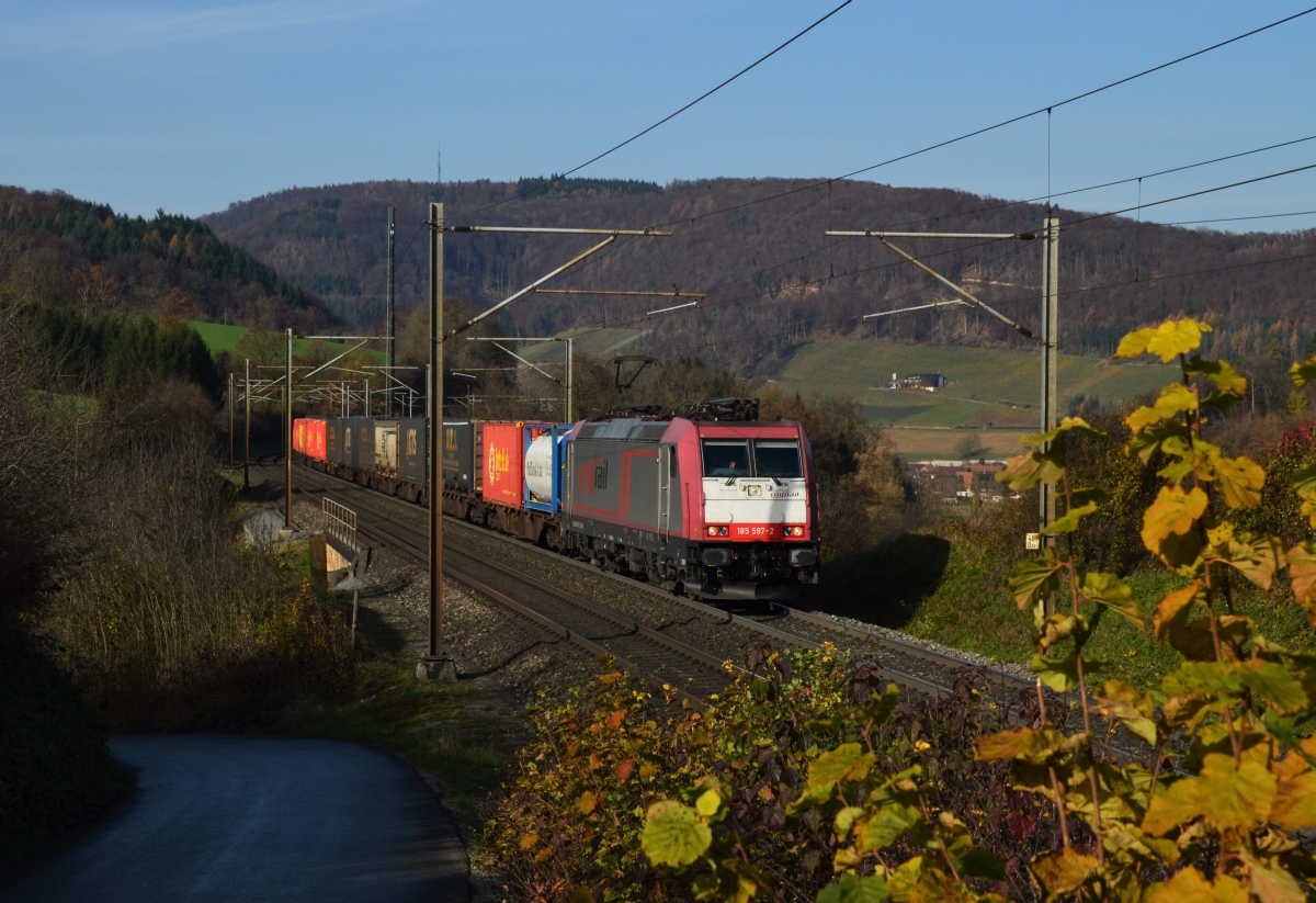 185 597-2 Crossrail (mit Grusshand) bei Hornussen Bözberg Richtung Brugg.
24. November 2014