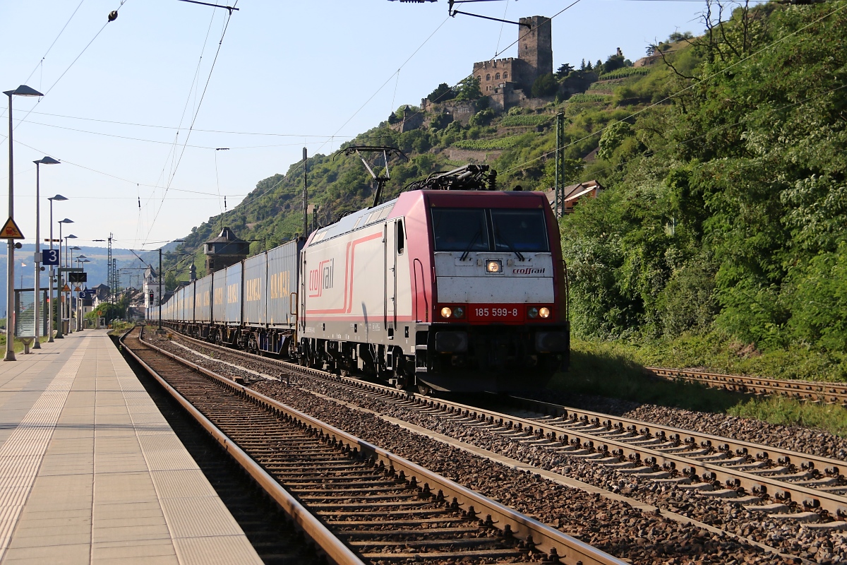 185 599-8 der Crossrail mit Containerzug in Fahrtrichtung Süden. Aufgenommen am 18.07.2014 in Kaub am Rhein.